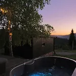 Prázdninový dům Chilloutzonе - будинок з безкоштовним джакузі та кінотеатром *